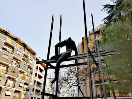 Il Monumento per i caduti sul lavoro a Piazza Zumbini