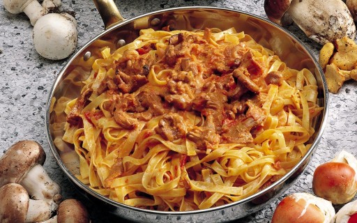 Tagliatelle fatte in casa, con funghi finferli e salsiccia