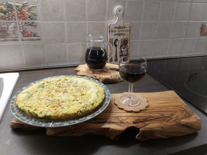 La frittata pasquale con asparagi selvatici, ricotta e salsiccia