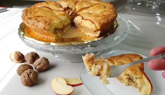 Crostata di mele, con cuore di noci e albicocche