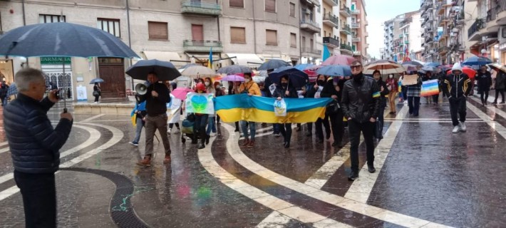 Ucraina libera! Cosenza scende in piazza per dire 'no' alla guerra