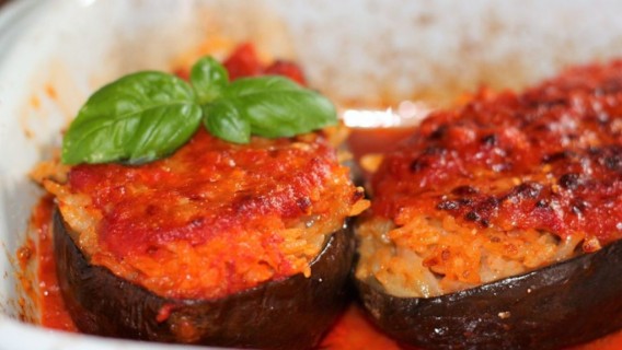 Melanzana al forno ripiena di riso con cuore filante