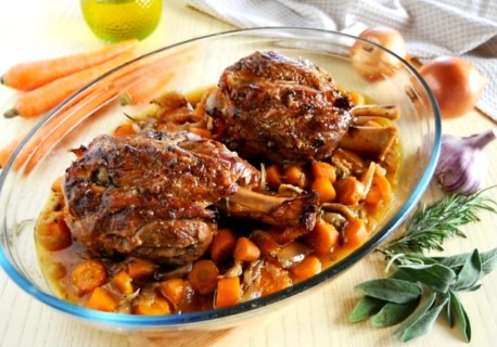 Stinco di maiale al forno, con crema di cipolle e carote per la tavola di Capodanno